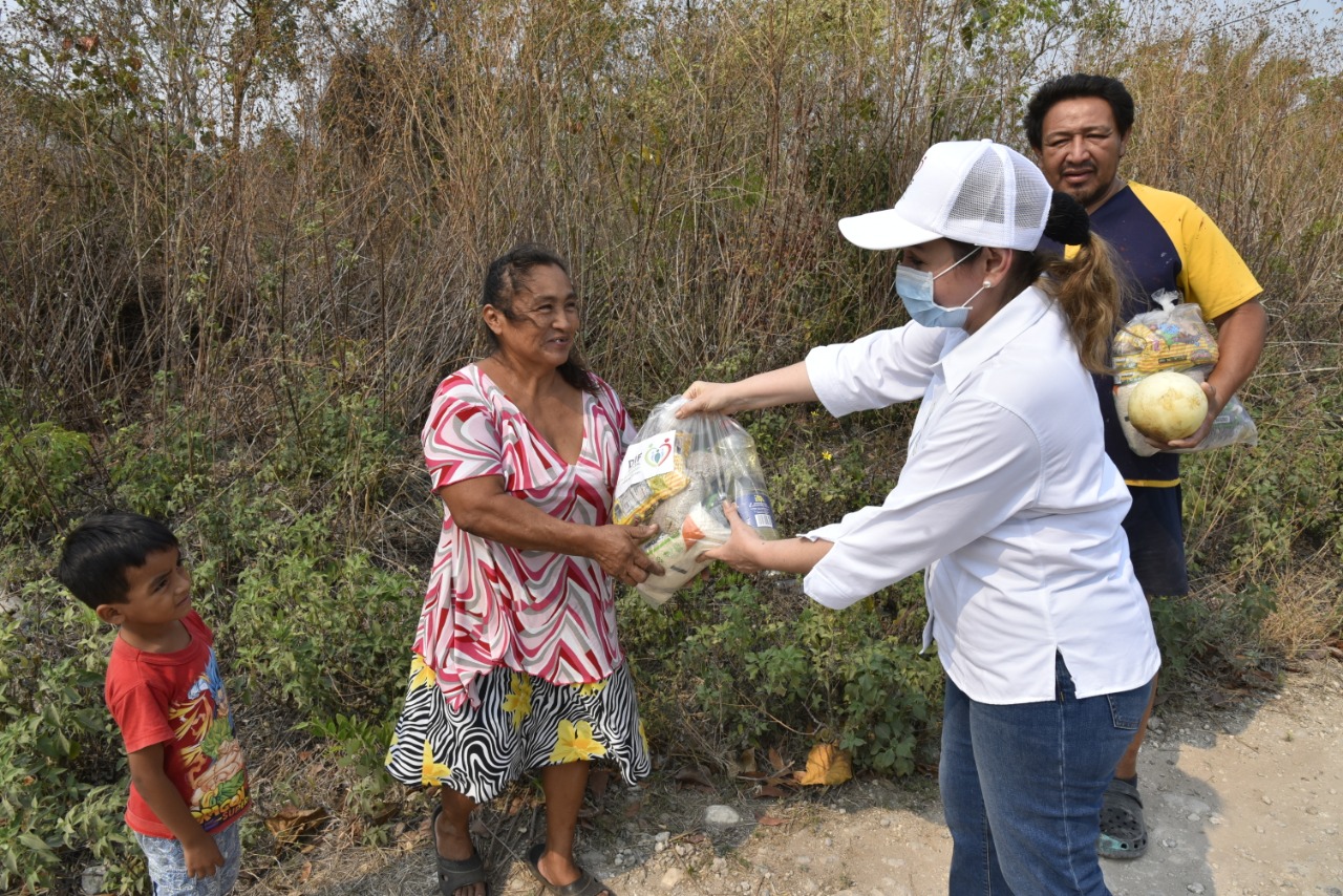 ENTREGA DIF ESTATAL DESPENSAS Y FRUTA A POBLACIÓN VULNERABLE