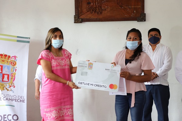 ENTREGA BANCAMPECHE 215 MP A MICROEMPRESARIOS DE PALIZADA
