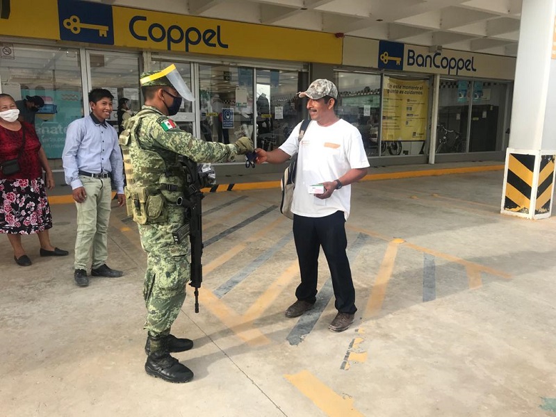 LA SEDENA APOYA REALIZANDO LA ENTREGA DE CUBREBOCAS DONADOS POR EL GOBIERNO DEL ESTADO DE CAMPECHE A LA CIUDADANÍA