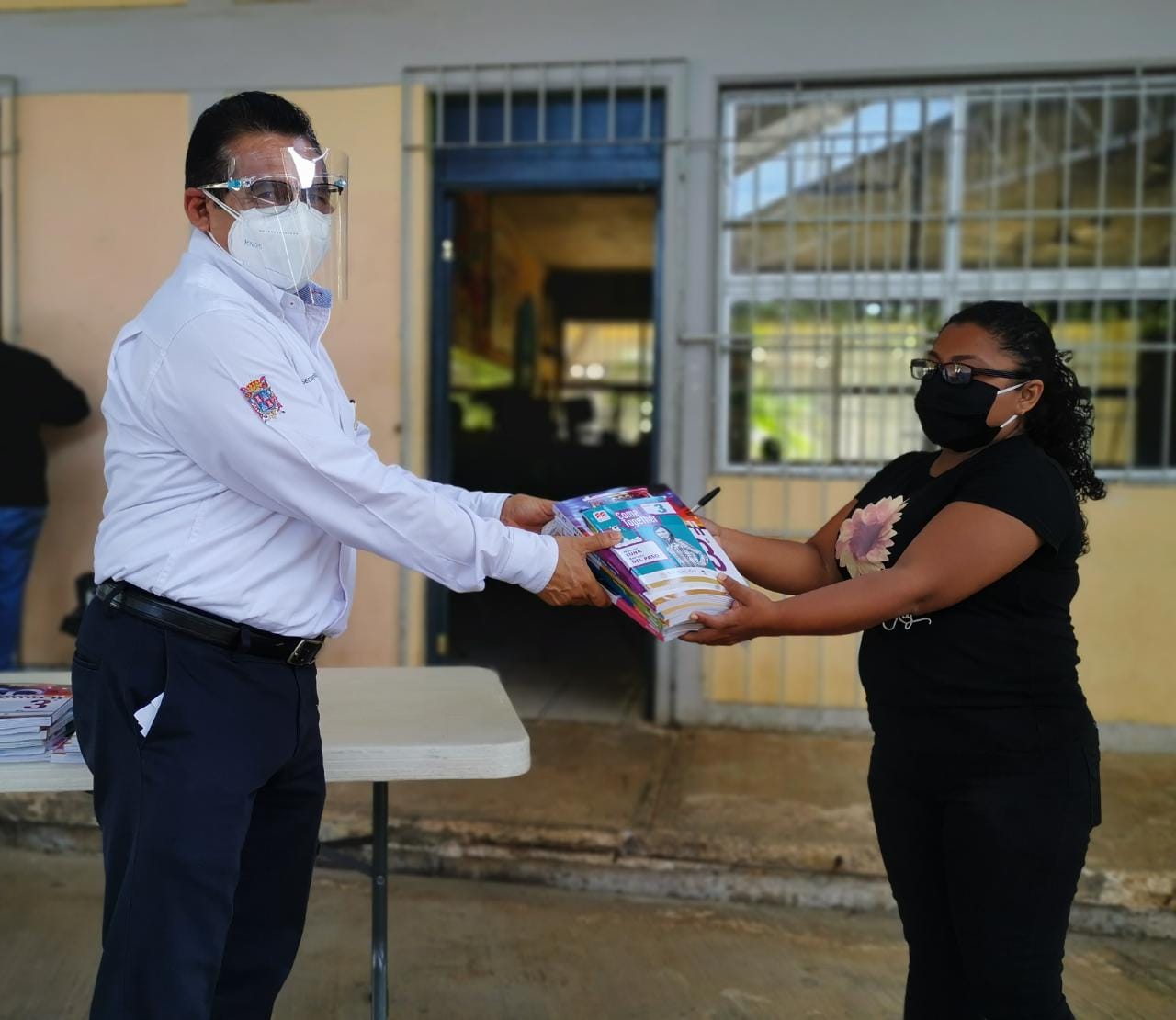 INICIA ENTREGA DE LIBROS DE TEXTO GRATUITO A ALUMNOS DE NIVEL SECUNDARIA EN EL ESTADO