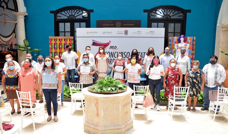 RECIBEN ARTESANOS PREMIOS DEL VII CONCURSO ESTATAL DE BORDADO 