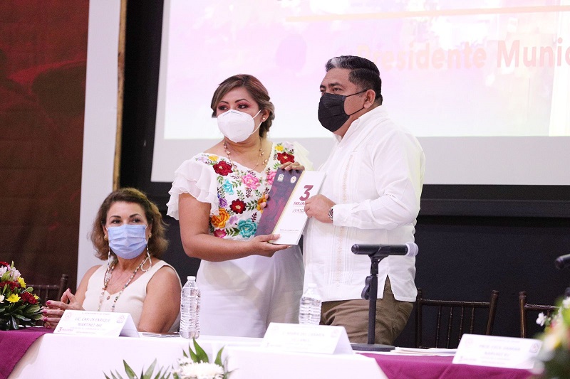 TITULAR DE LA SEDESYH ACUDE AL TERCER INFORME DE TENABO EN REPRESENTACIÓN DE LA GOBERNADORA LAYDA SANSORES