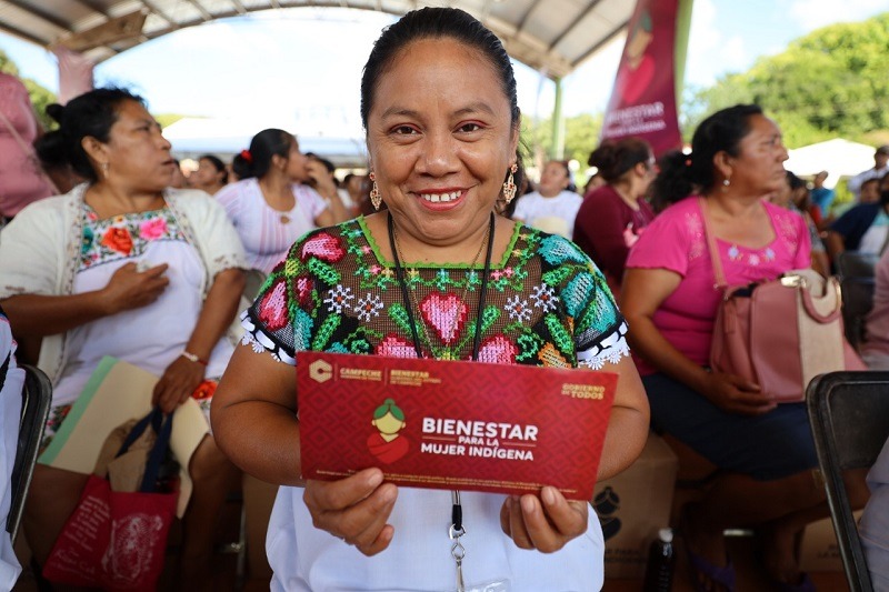 ENTREGAN APOYOS DE MUJER INDÍGENA EN HOPELCHÉN