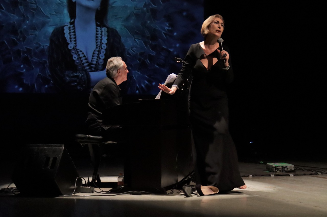 ALEXANDRA GRAVAS CAUTIVA A LOS ASISTENTES DURANTE LA NOCHE INAUGURAL DEL FESTIVAL INTERNACIONAL DEL CENTRO HISTÓRICO DE CAMPECHE 2022
