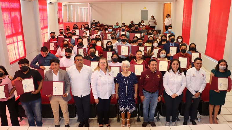 ENTREGA CECYTEC TÍTULOS PROFESIONALES A EGRESADOS DEL PLANTEL POMUCH